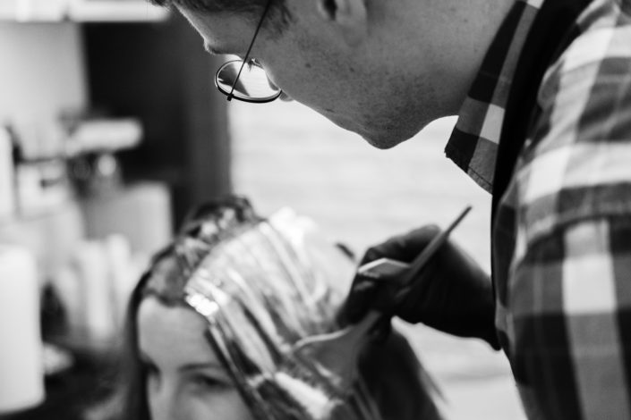 sesja zdjęciowa w salonie fryzjerskim